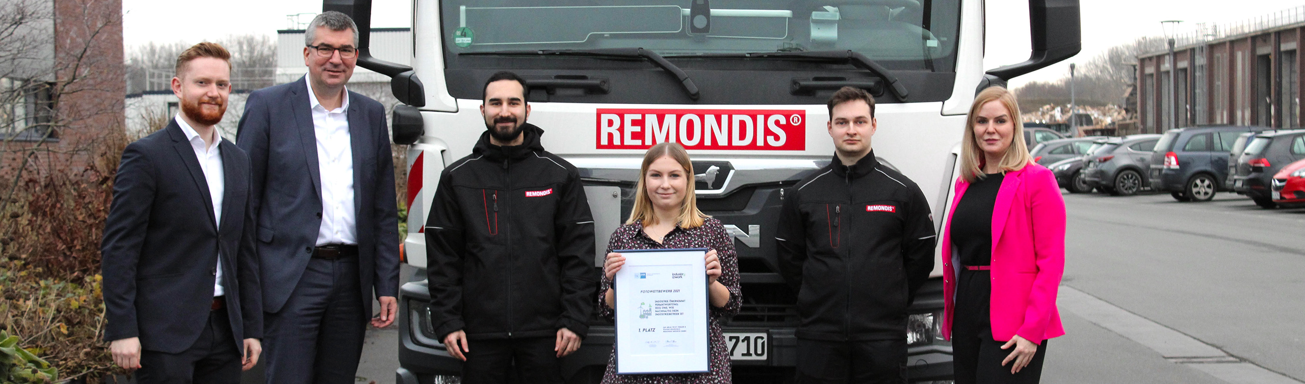 Für ihr Engagement wurden die Auszubildenden der REMONDIS Medison GmbH von der IHK zu Dortmund mit einer Siegerurkunde und einem Preisgeld ausgezeichnet. Nick Neidl und Wulf-Christian Ehrich von der IHK sowie Astrid Cöppencastrop, REMONDIS Medison freuten sich mit den Dreien