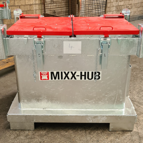 Ein silberner Container mit zwei roten Deckeln, die durch Schnallen verschlossen werden, und der Aufschrift MIXX HUB.