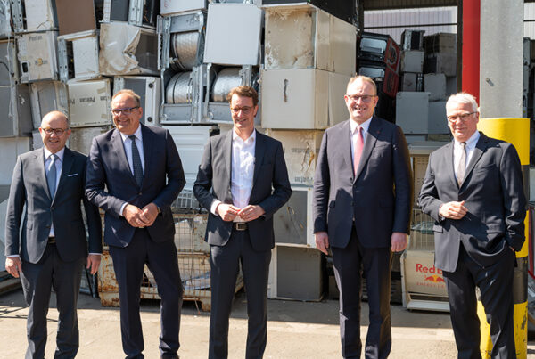 Hendrik Wüst und REMONDIS Vertreter besuchen die neue Anlage für das Kühlgeräterecycling