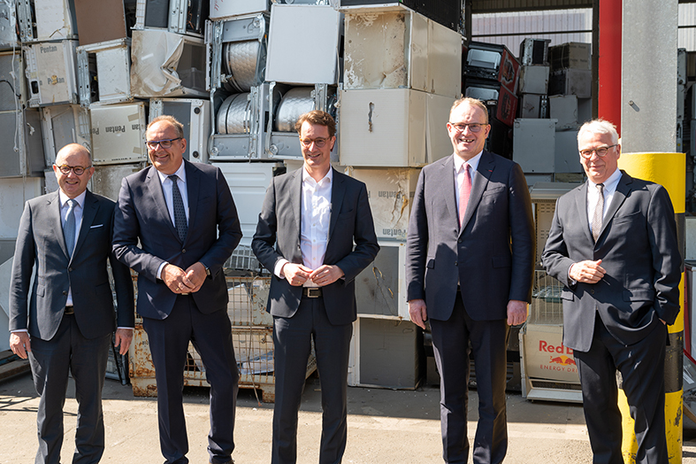 Hendrik Wüst und REMONDIS Vertreter besuchen die neue Anlage für das Kühlgeräterecycling