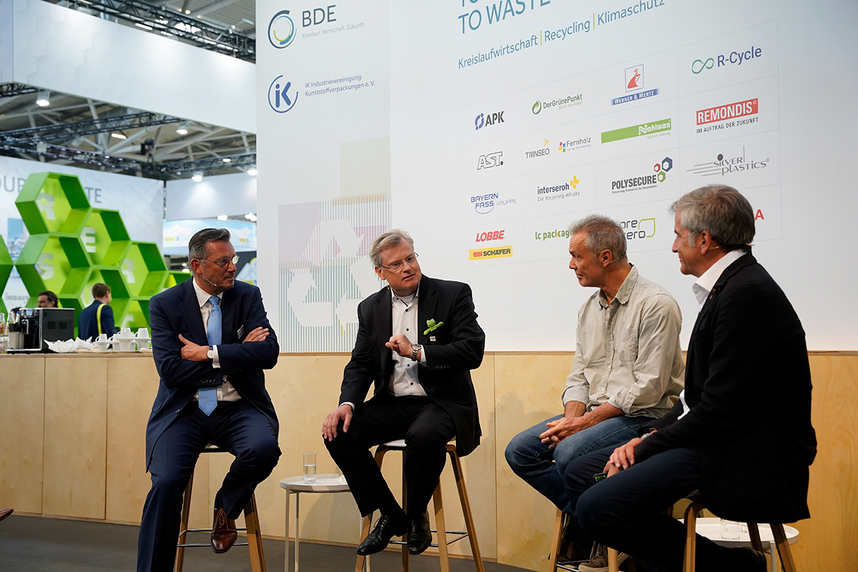 von links: Herwart Wilms, Reinhard Schneider, Hannes Jaenicke und Timothy Glaz diskuierten auf der Sonderfläche Kunststoff die Frage: „Wie beenden wir die Plastikkrise“