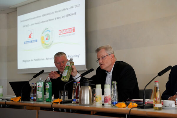 Reinhard Schneider, Geschäftsführender Gesellschafter von Werner & Mertz, zeigt im Rahmen der Pressekonferenz nachhaltige Frosch-Verpackungen