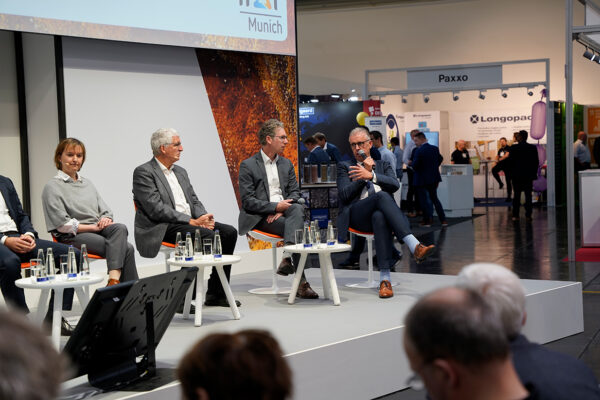 Jürgen Ephan, Geschäftsführer Remondis Recycling (rechts), spricht auf der Podiumsdiskussion „Zukunft Kreislaufwirtschaft: Chemisches Recycling als Baustein“