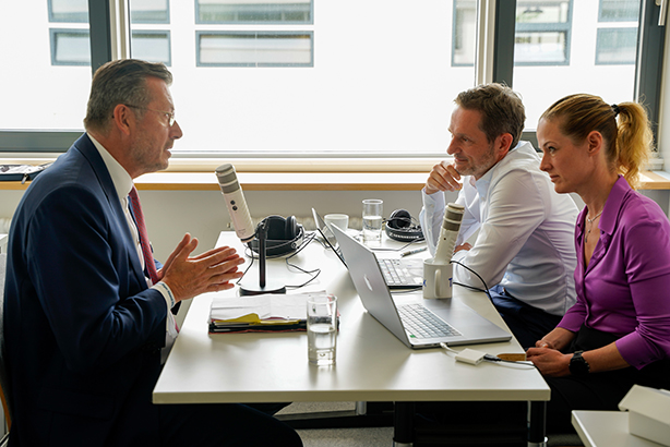 Herwart Wilms, Tom Wilfer und Julia Hobohm sprechen auf der IFAT im Branchen-Podcast TrashTalk