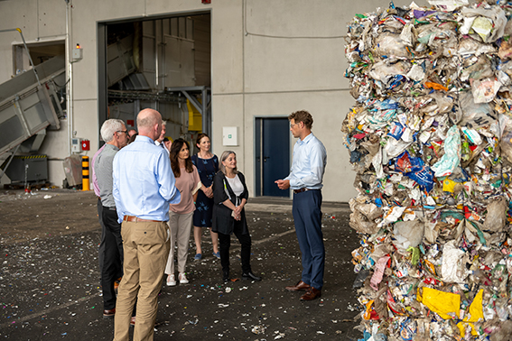 Carsten Schleeberger führt die Gäste durch die Anlage für Kunststoffrecycling im Lippewerk in Lünen