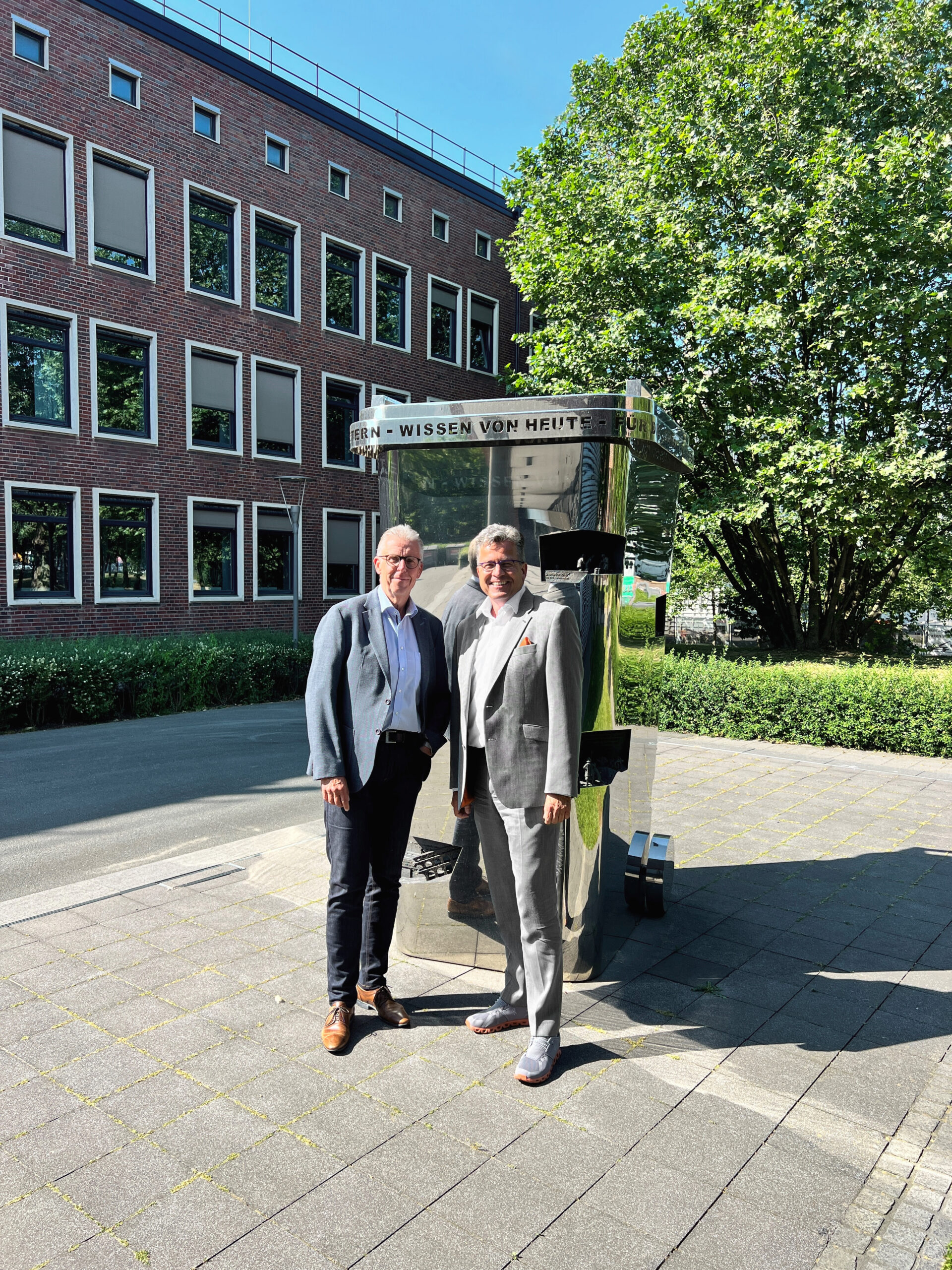 Jürgen F. Ephan und Dr. Andreas Bastin beim Vertragsabschluss im Lippewerk in Lünen