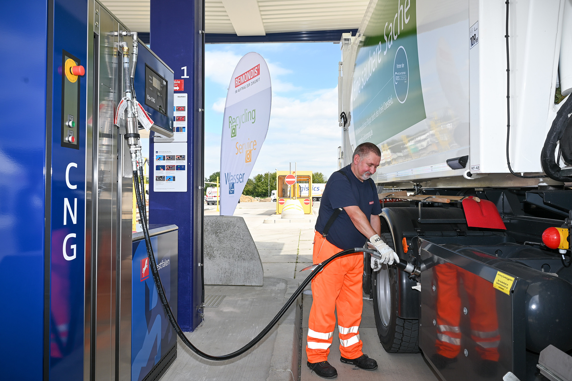 Tankvorgang an der Bio-CNG-Tankstelle in Coesfeld