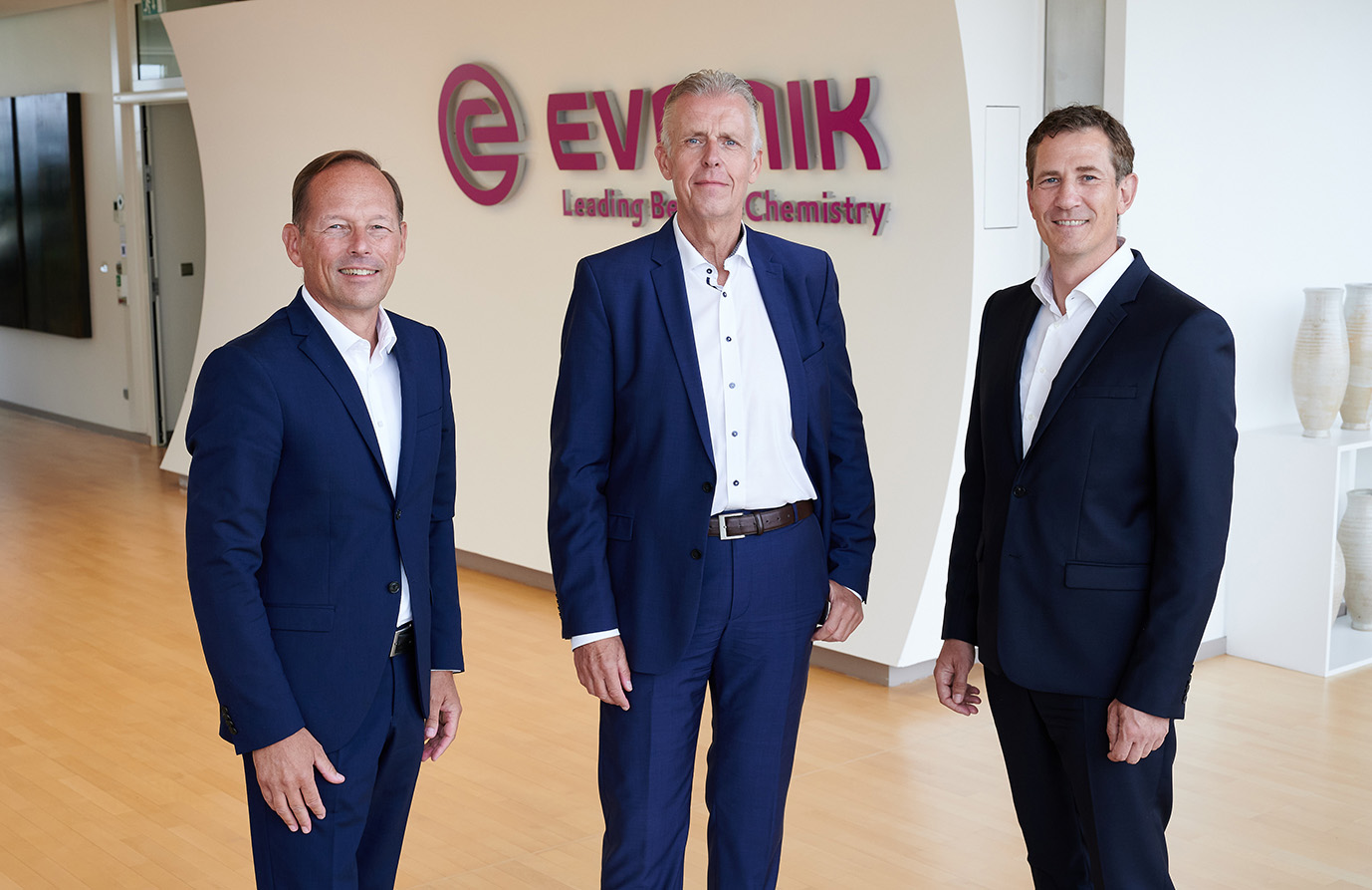 v.l.: Thomas Wessel, Personalvorstand und Arbeitsdirektor von Evonik sowie im Vorstand zuständig für Nachhaltigkeit, Jürgen Ephan, Geschäftsführer der REMONDIS Recycling GmbH & Co. KG, sowie Dr. Patrick Glöckner, Leiter des Global Circular Economy Programms von Evonik