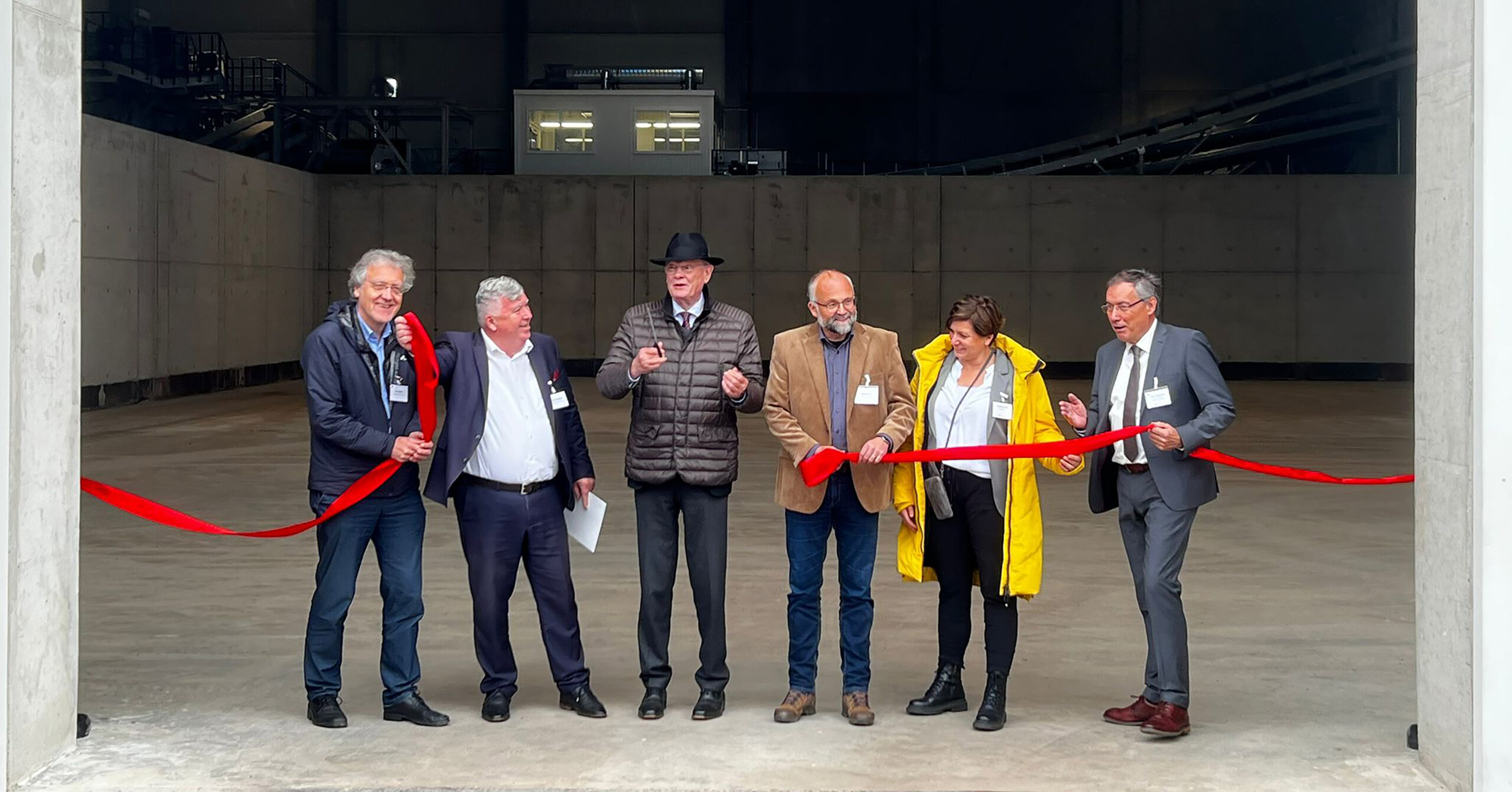 Zur Eröffnung der neuen Kompostierungs- und Vergärungsanlage in Ahrensfelde wird symbolisch ein Band durchgeschnitten